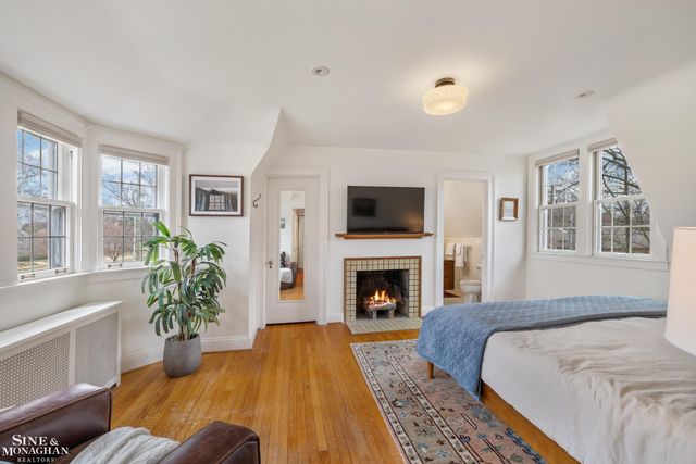 1041 Lochmoor Boulevard, Grosse Pointe Woods, MI 48236