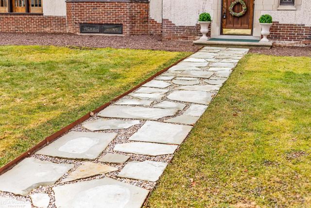 1041 Lochmoor Boulevard, Grosse Pointe Woods, MI 48236