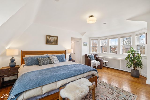 1041 Lochmoor Boulevard, Grosse Pointe Woods, MI 48236