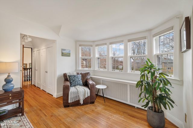 1041 Lochmoor Boulevard, Grosse Pointe Woods, MI 48236