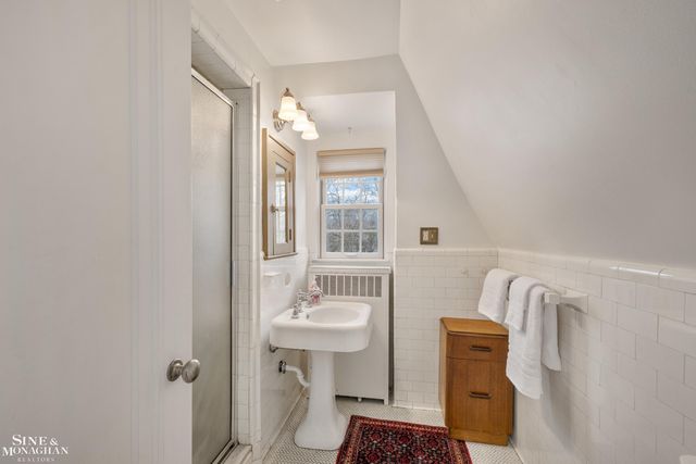 1041 Lochmoor Boulevard, Grosse Pointe Woods, MI 48236