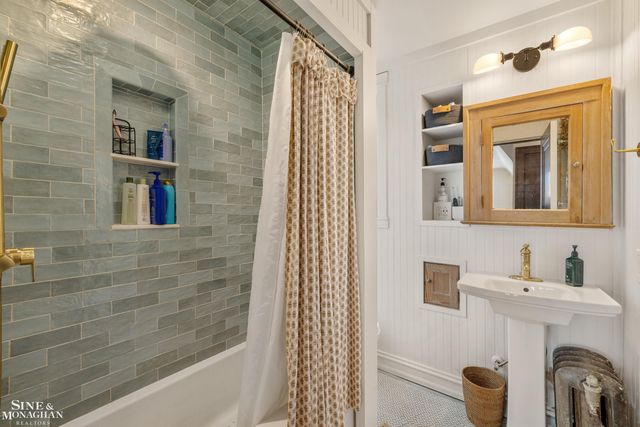 1041 Lochmoor Boulevard, Grosse Pointe Woods, MI 48236