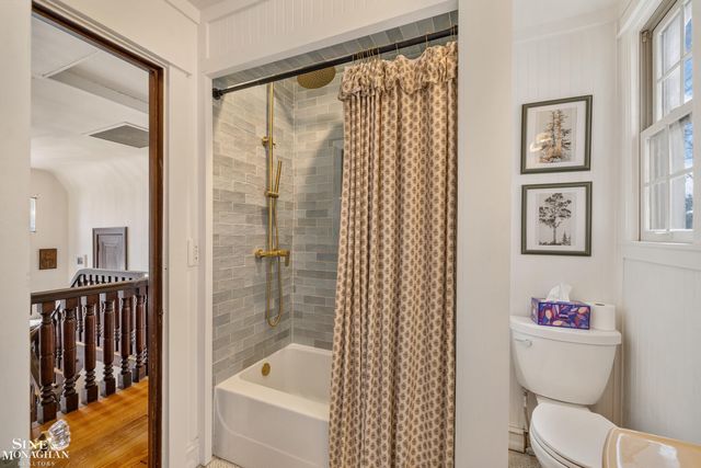 1041 Lochmoor Boulevard, Grosse Pointe Woods, MI 48236