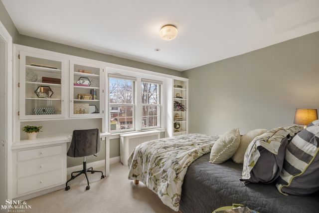 1041 Lochmoor Boulevard, Grosse Pointe Woods, MI 48236