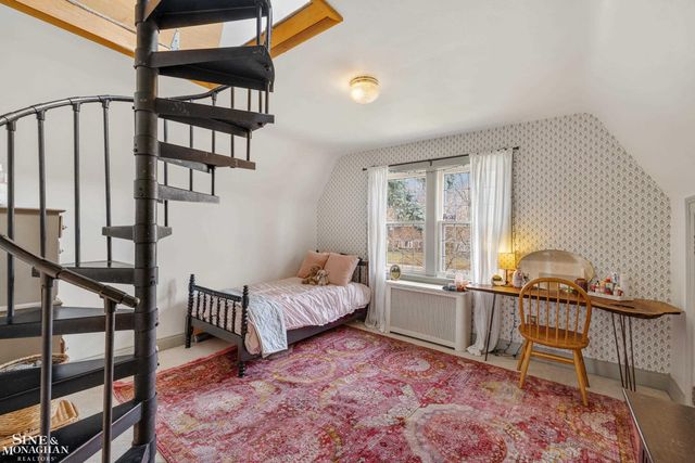 1041 Lochmoor Boulevard, Grosse Pointe Woods, MI 48236