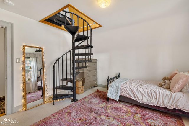 1041 Lochmoor Boulevard, Grosse Pointe Woods, MI 48236