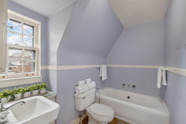 1041 Lochmoor Boulevard, Grosse Pointe Woods, MI 48236