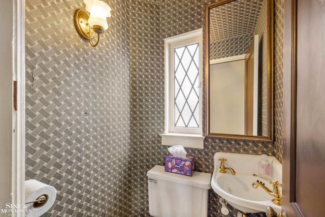 1041 Lochmoor Boulevard, Grosse Pointe Woods, MI 48236