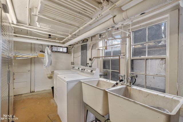 1041 Lochmoor Boulevard, Grosse Pointe Woods, MI 48236