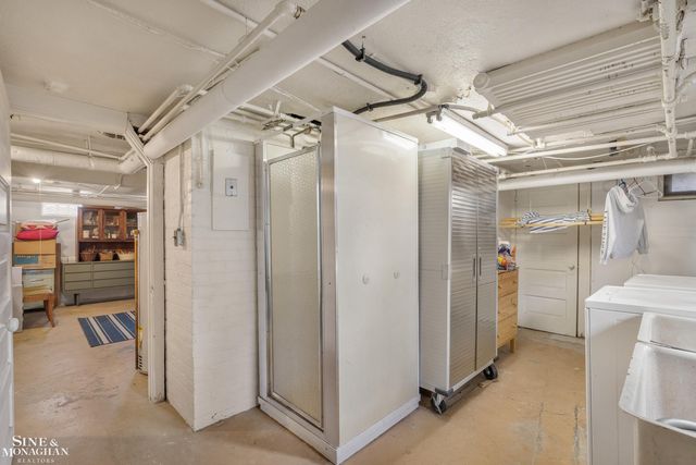 1041 Lochmoor Boulevard, Grosse Pointe Woods, MI 48236