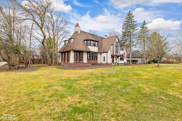 1041 Lochmoor Boulevard, Grosse Pointe Woods, MI 48236