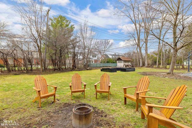 1041 Lochmoor Boulevard, Grosse Pointe Woods, MI 48236