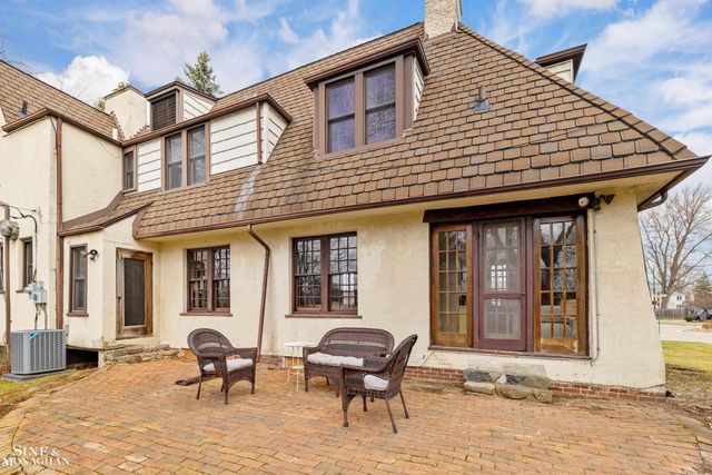 1041 Lochmoor Boulevard, Grosse Pointe Woods, MI 48236