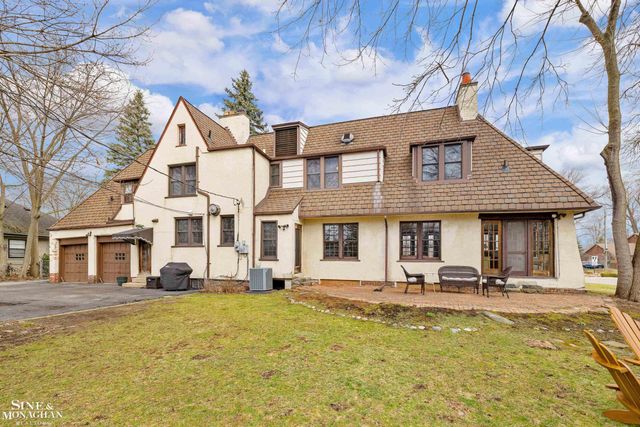 1041 Lochmoor Boulevard, Grosse Pointe Woods, MI 48236