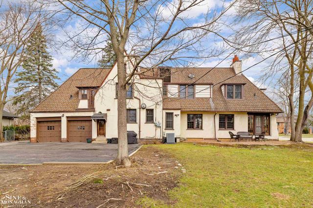 1041 Lochmoor Boulevard, Grosse Pointe Woods, MI 48236