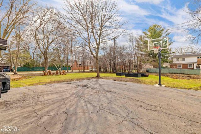 1041 Lochmoor Boulevard, Grosse Pointe Woods, MI 48236