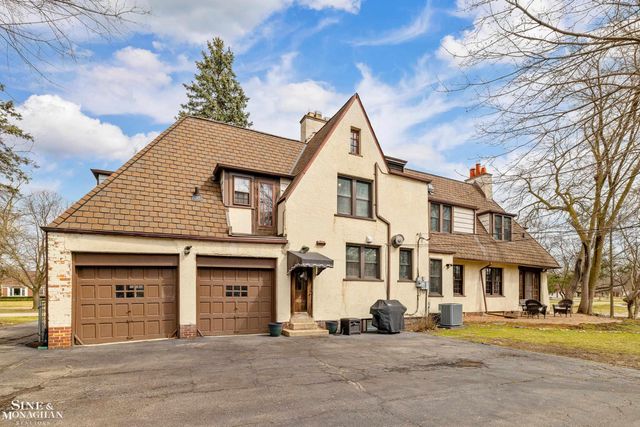 1041 Lochmoor Boulevard, Grosse Pointe Woods, MI 48236