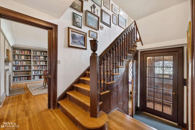 1041 Lochmoor Boulevard, Grosse Pointe Woods, MI 48236