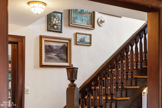 1041 Lochmoor Boulevard, Grosse Pointe Woods, MI 48236