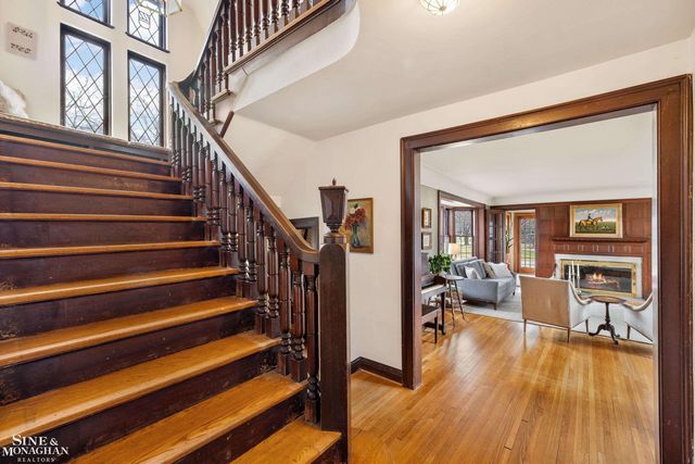 1041 Lochmoor Boulevard, Grosse Pointe Woods, MI 48236