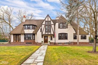 1041 Lochmoor Boulevard, Grosse Pointe Woods, MI 48236