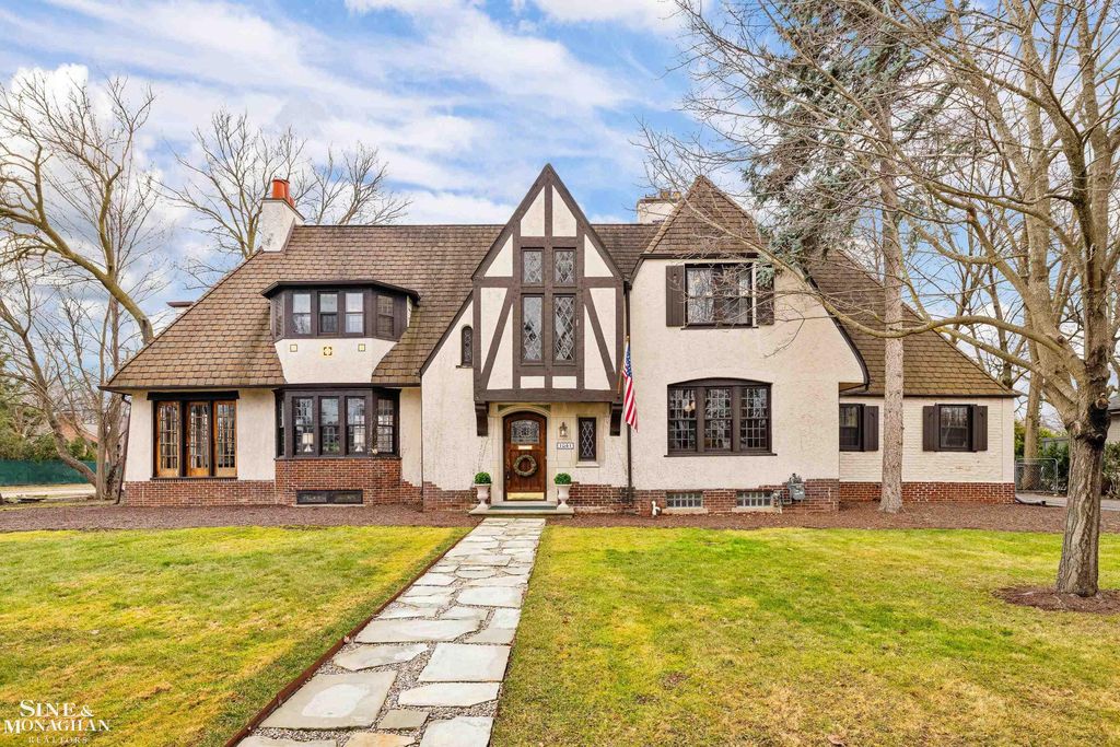 1041 Lochmoor Boulevard, Grosse Pointe Woods, MI 48236