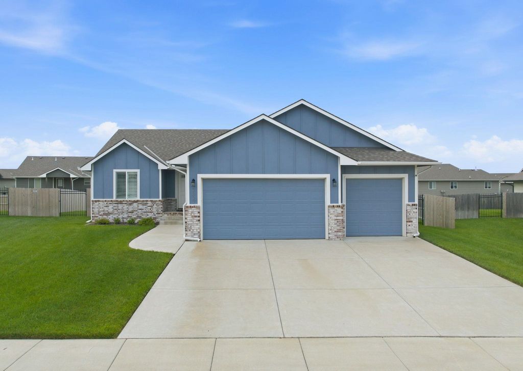 2327 S Chateau, Wichita, KS 67207