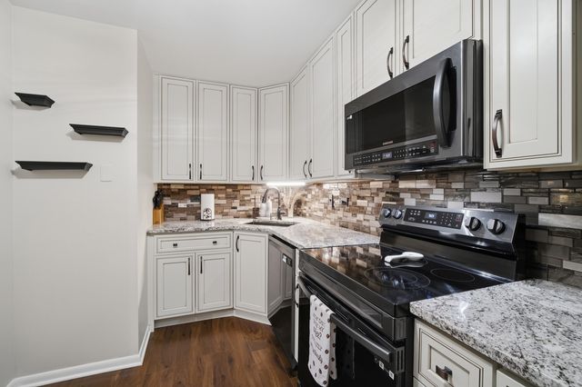607 W Central Road 1A, Mount Prospect, IL 60056
