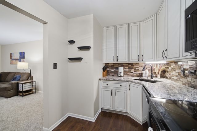 607 W Central Road 1A, Mount Prospect, IL 60056