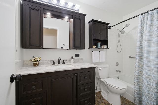 607 W Central Road 1A, Mount Prospect, IL 60056
