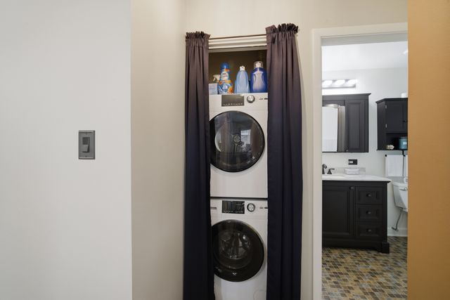 607 W Central Road 1A, Mount Prospect, IL 60056