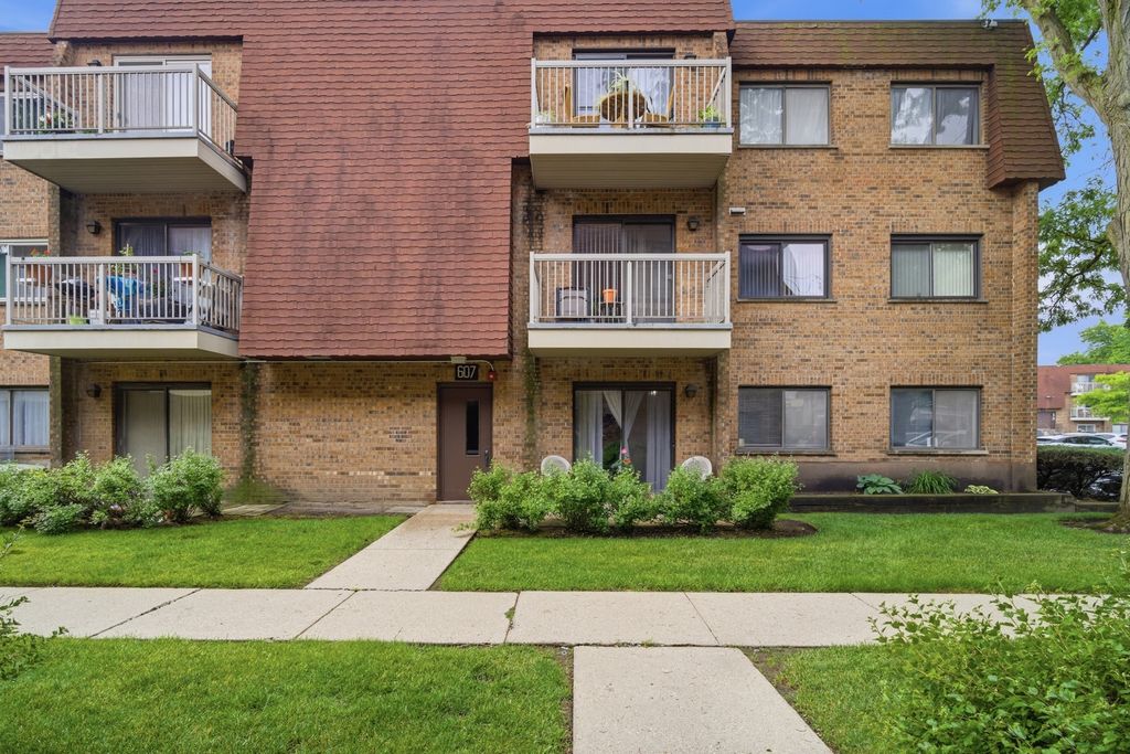607 W Central Road 1A, Mount Prospect, IL 60056