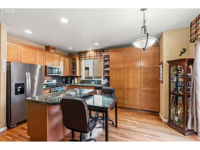 857 THRONE Dr, Eugene, OR 97402