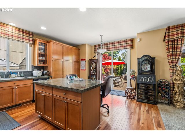 857 THRONE Dr, Eugene, OR 97402