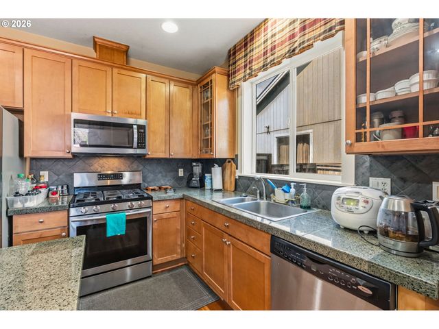 857 THRONE Dr, Eugene, OR 97402