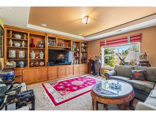 857 THRONE Dr, Eugene, OR 97402