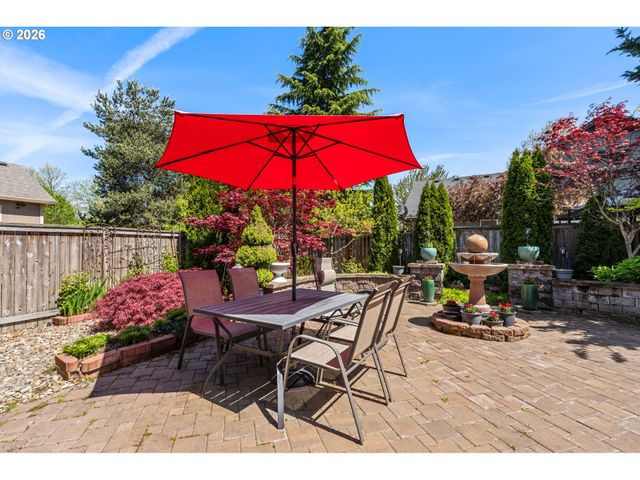 857 THRONE Dr, Eugene, OR 97402