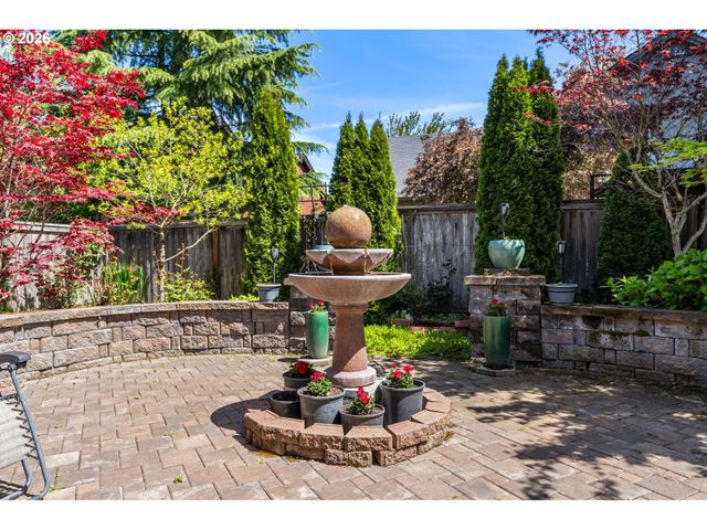 857 THRONE Dr, Eugene, OR 97402