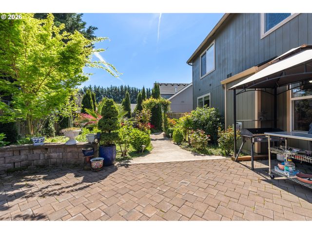 857 THRONE Dr, Eugene, OR 97402