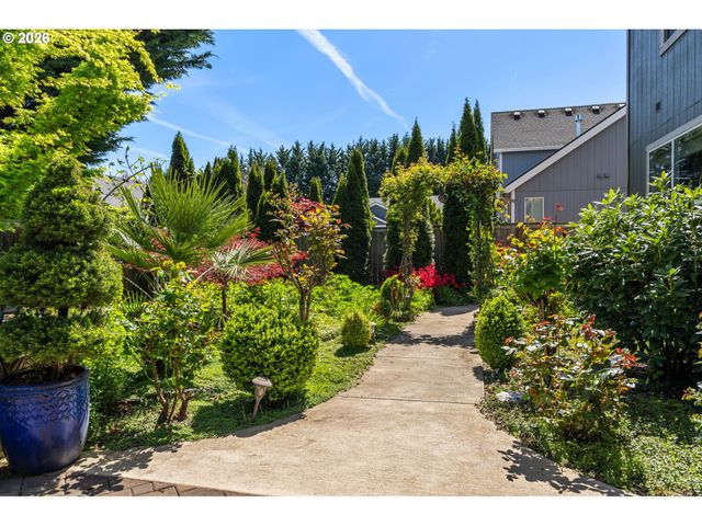 857 THRONE Dr, Eugene, OR 97402