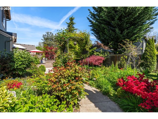 857 THRONE Dr, Eugene, OR 97402