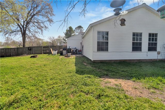 3032 W Essex Drive, Fayetteville, AR 72704