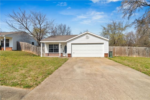 3032 W Essex Drive, Fayetteville, AR 72704