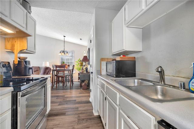 3032 W Essex Drive, Fayetteville, AR 72704