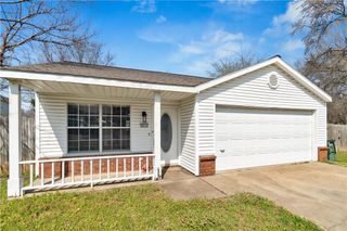 3032 W Essex Drive, Fayetteville, AR 72704