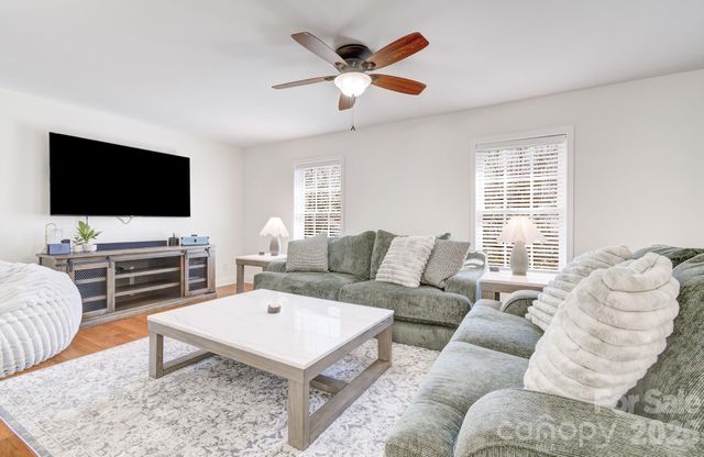 122 Loggers Run, Hendersonville, NC 28739