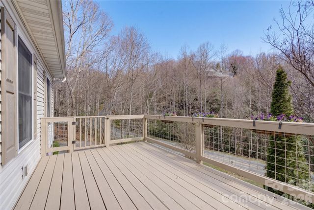 122 Loggers Run, Hendersonville, NC 28739