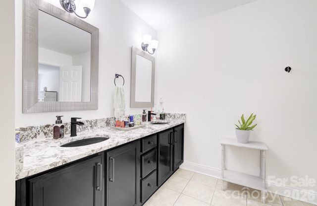 122 Loggers Run, Hendersonville, NC 28739