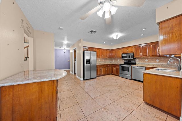 215 E LAKE SHORE BOULEVARD, Kissimmee, FL 34744