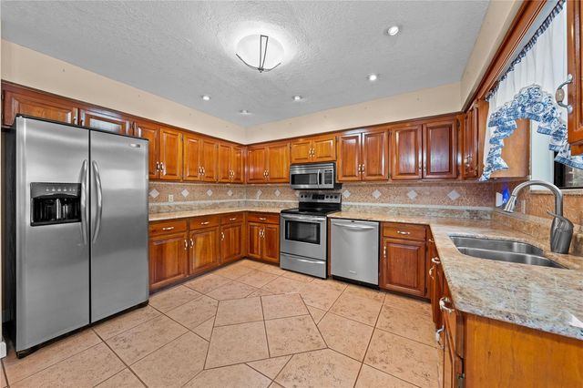 215 E LAKE SHORE BOULEVARD, Kissimmee, FL 34744